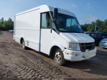  Salvage Isuzu Commercial Van