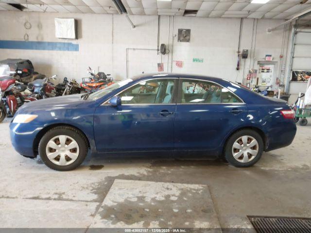 Toyota Camry Le Image 4