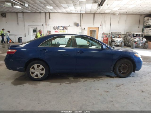 Toyota Camry Le Image 6