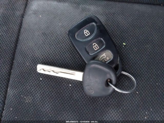 Hyundai VELOSTER Image 2