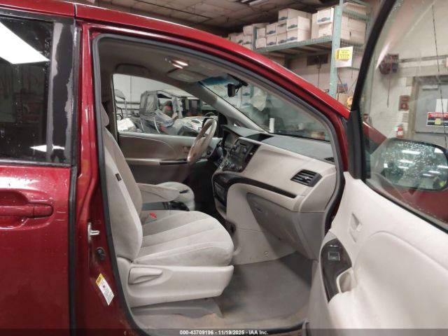 Toyota Sienna Le V6 Image 11