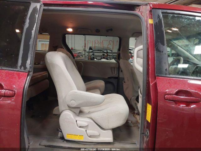 Toyota Sienna Le V6 Image 3