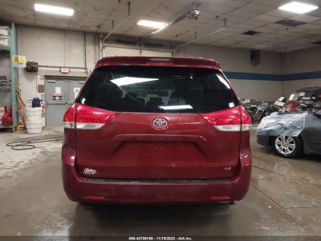 Toyota Sienna Le V6 Image 16