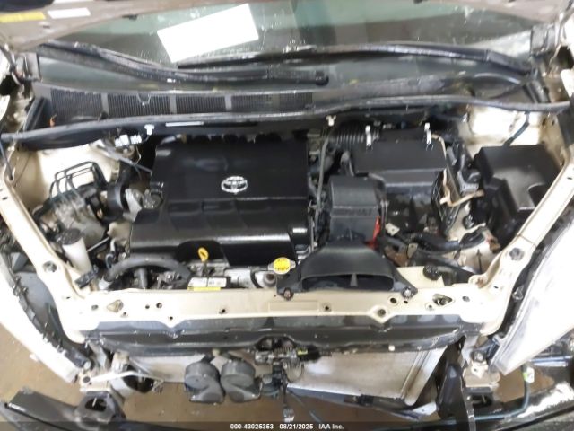 Toyota Sienna Xle Image 2