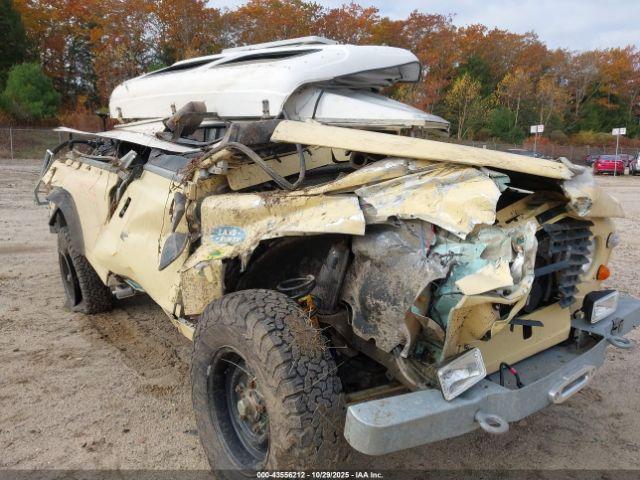 Land Rover Defender Image 4