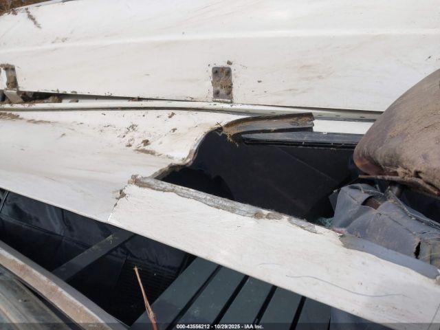 Land Rover Defender Image 13