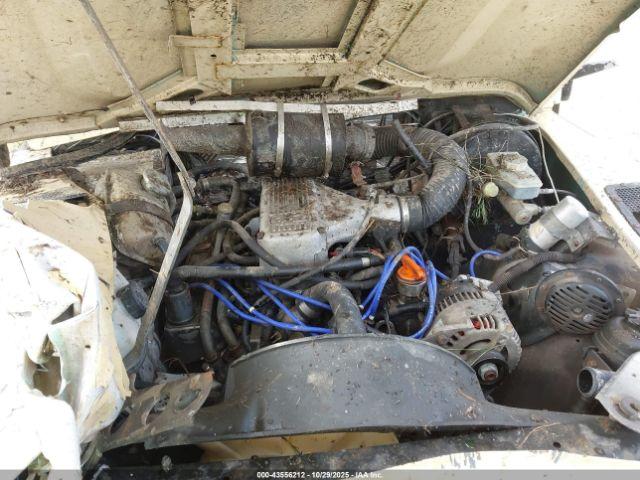 Land Rover Defender Image 12