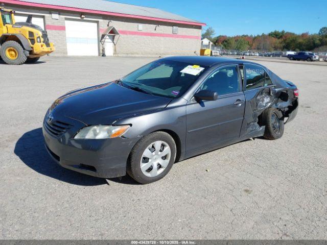 Toyota Camry Le Image 10