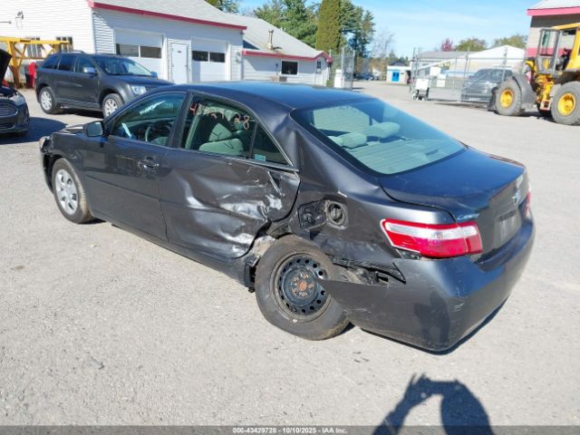 Toyota Camry Le Image 3