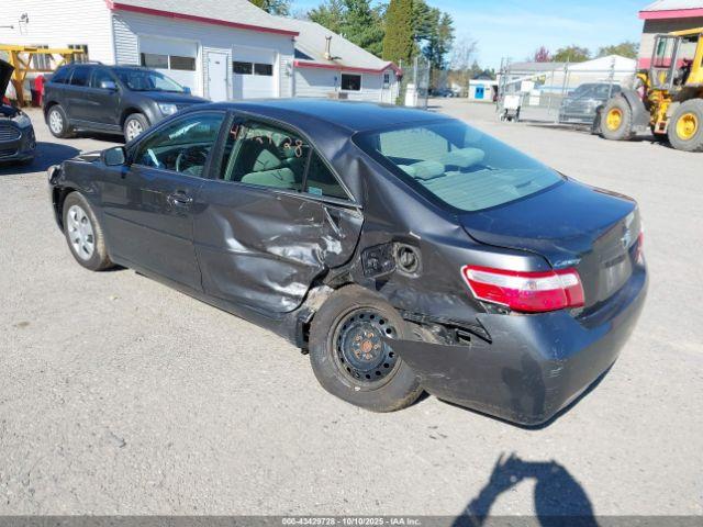 Toyota Camry Le Image 3