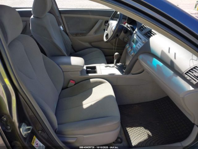 Toyota Camry Le Image 7