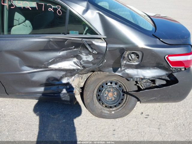 Toyota Camry Le Image 6