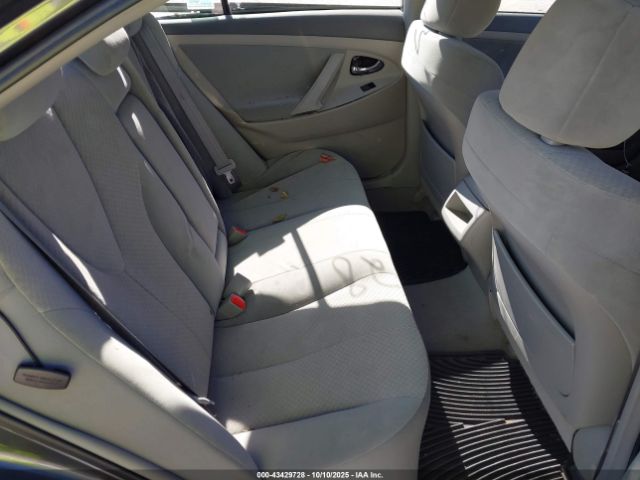 Toyota Camry Le Image 2