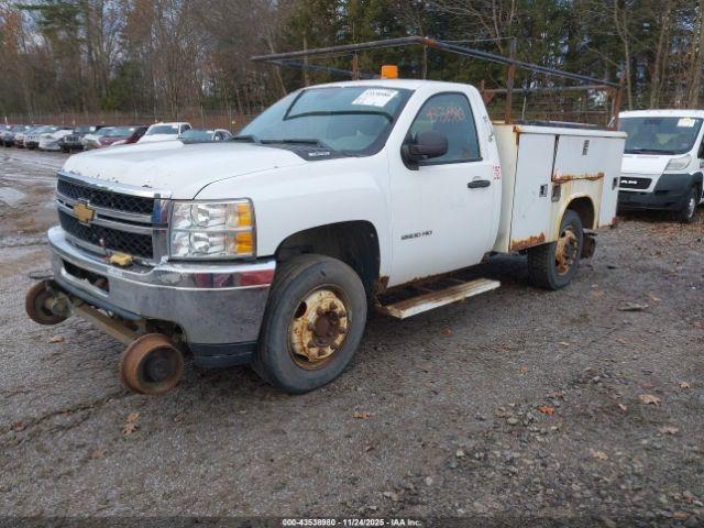 Chevrolet Silverado 2500 Work Truck Image 3