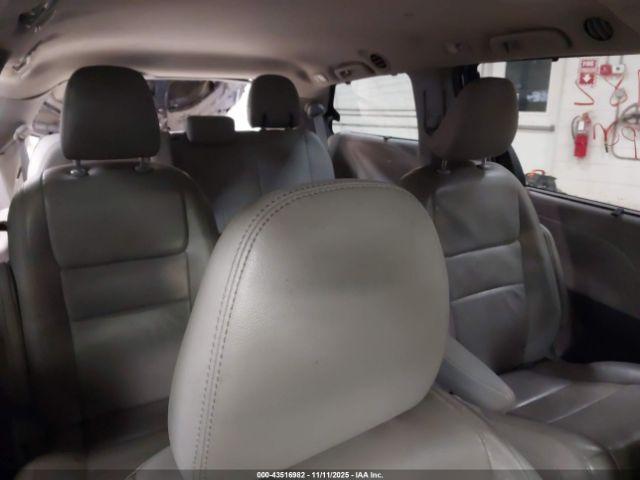 Toyota Sienna Xle 7 Passenger Image 16
