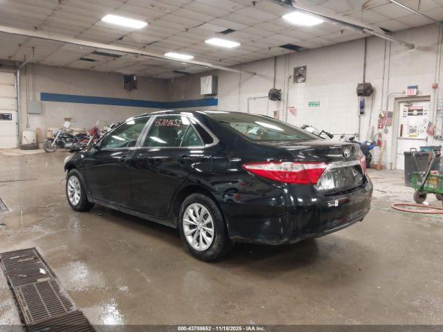 Toyota Camry Le Image 8