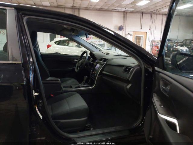 Toyota Camry Le Image 16