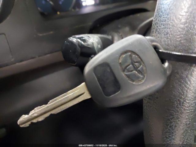 Toyota Camry Le Image 4