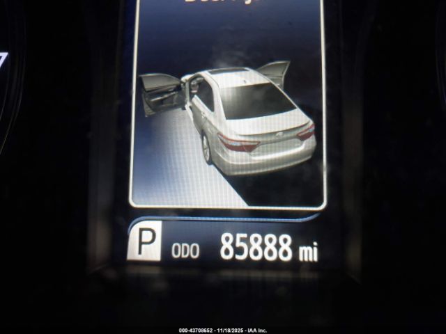 Toyota Camry Le Image 11