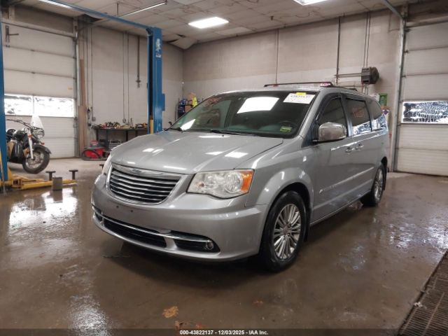 Chrysler Town & Country Touring-l Image 15