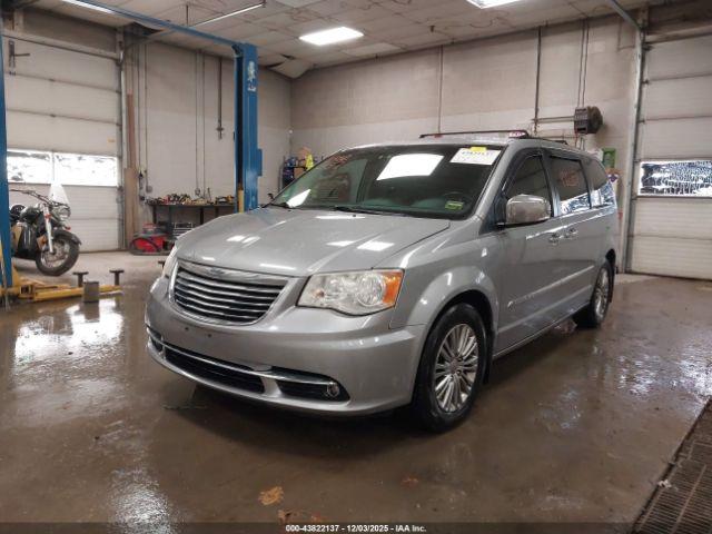 Chrysler Town & Country Touring-l Image 15