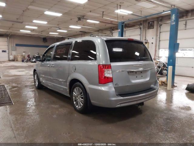 Chrysler Town & Country Touring-l Image 3