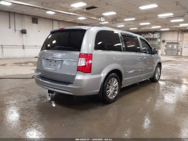 Chrysler Town & Country Touring-l Image 2