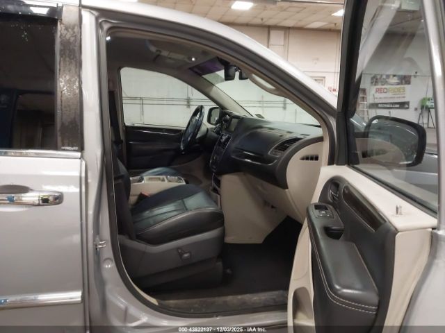 Chrysler Town & Country Touring-l Image 7