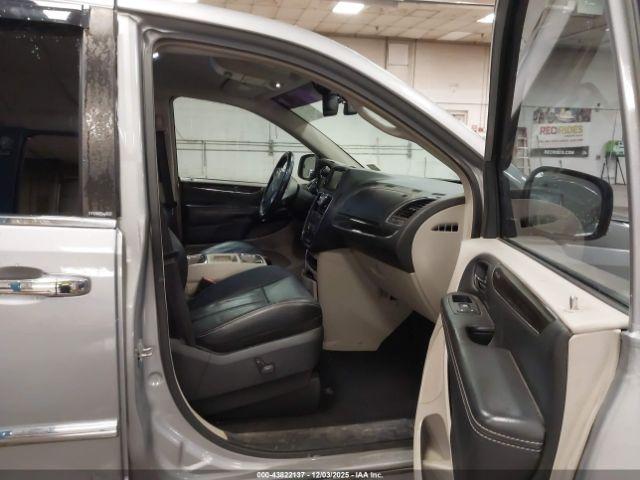 Chrysler Town & Country Touring-l Image 7