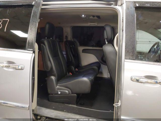 Chrysler Town & Country Touring-l Image 14