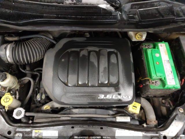 Chrysler Town & Country Touring-l Image 5