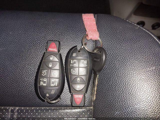 Chrysler Town & Country Touring-l Image 6