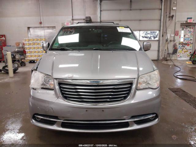 Chrysler Town & Country Touring-l Image 16