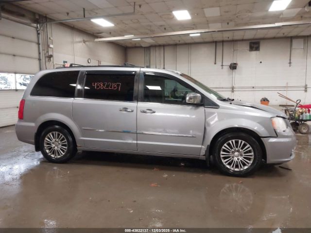 Chrysler Town & Country Touring-l Image 13