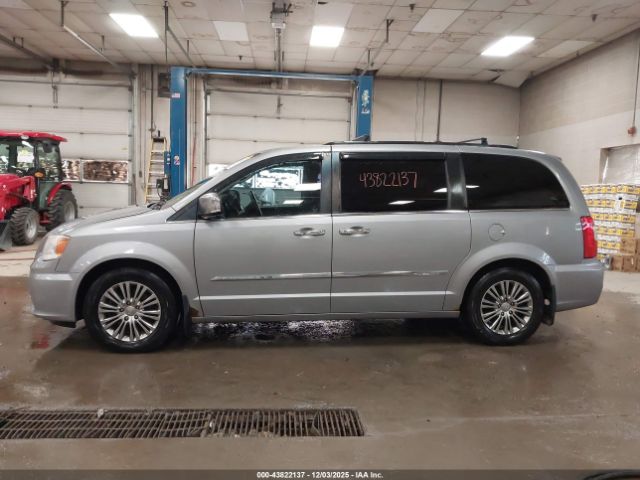 Chrysler Town & Country Touring-l Image 10