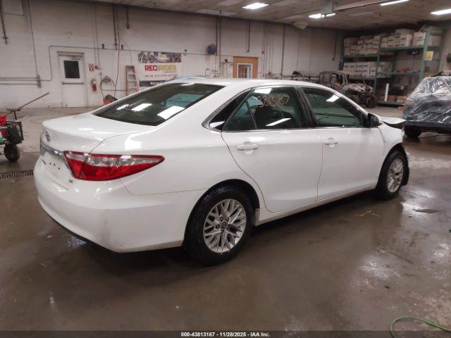 Toyota Camry Le Image 8