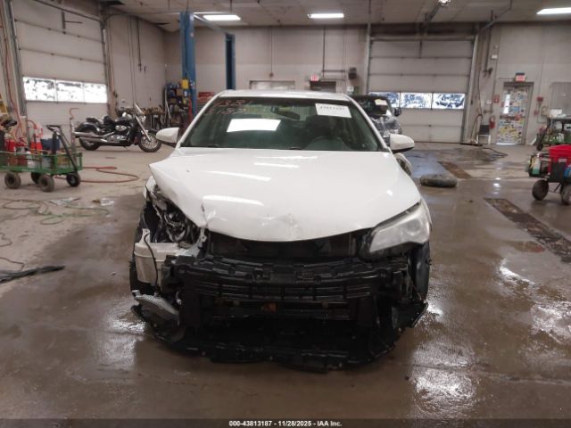 Toyota Camry Le Image 10