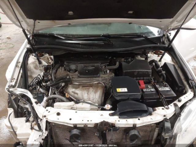 Toyota Camry Le Image 5