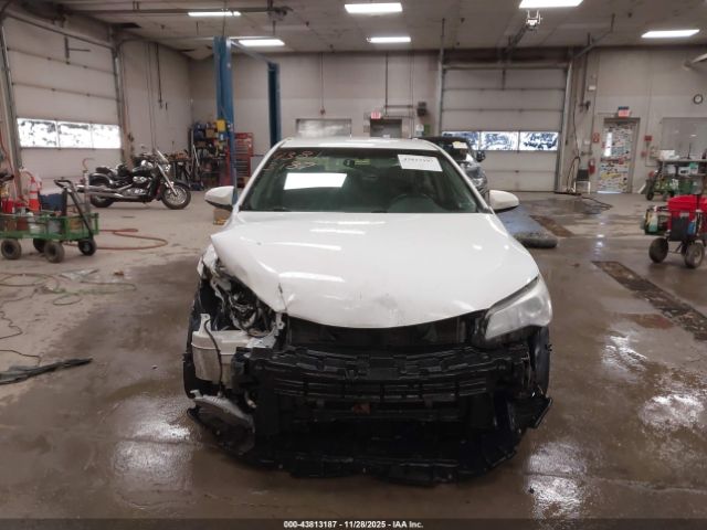 Toyota Camry Le Image 9