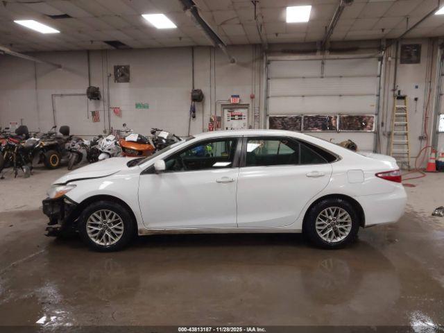 Toyota Camry Le Image 13