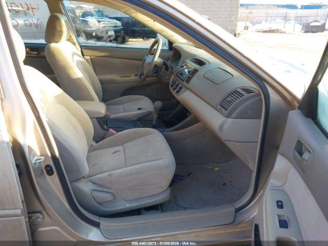 Toyota Camry Le Image 10