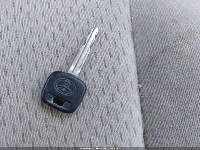 Toyota Camry Le Image 5