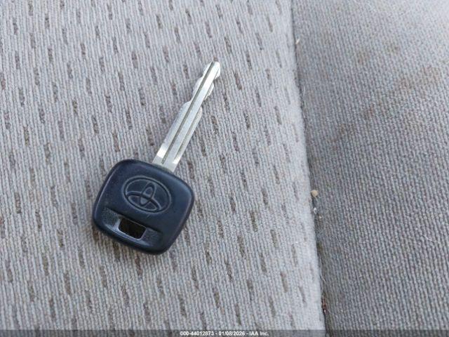 Toyota Camry Le Image 5